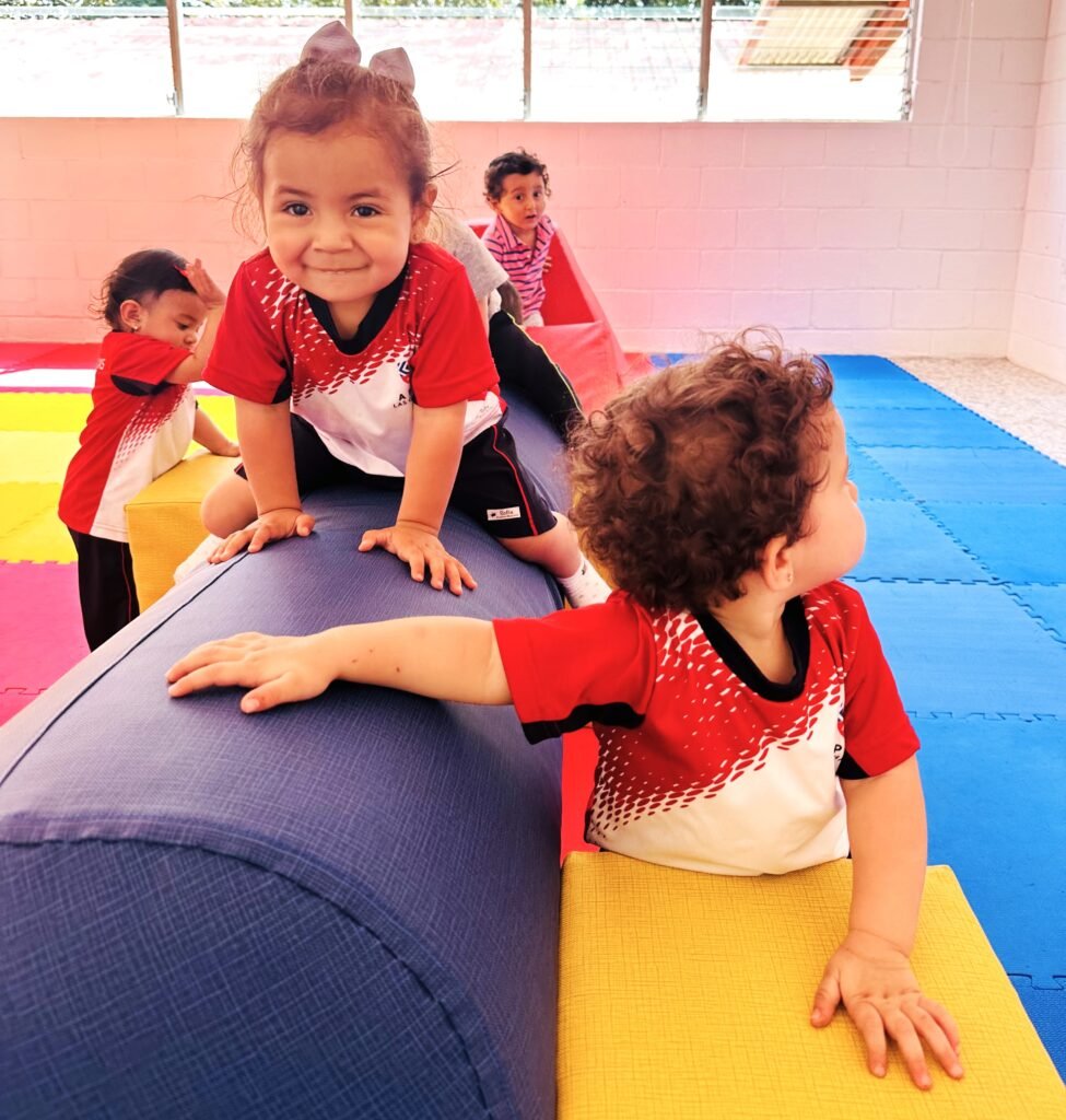 Alumnos felices en Colegio APDE Las Charcas